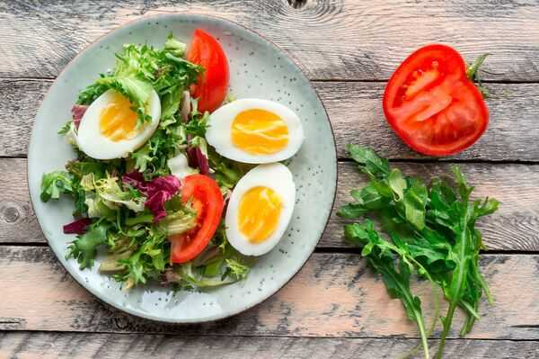 Mesa blanca con alimentos frescos y variados